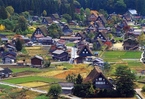 ３日目 ちょっと早めにホテルを出発して高山市から西へ５０kmほどバスを走らせると 白山の山並が迫って庄川の上流にでます その峡谷ぞいに大小の集落が散在するのが 白川郷の村々です １９９５年１２月６日ユネスコは 白川郷 五箇山の合掌造り